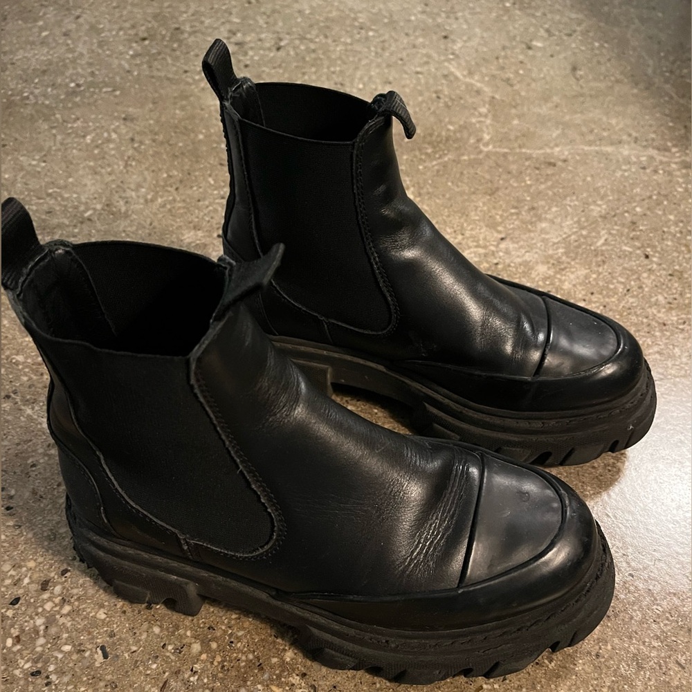 Black Leather Ganni Ankle/Chelsea Boots EU 37